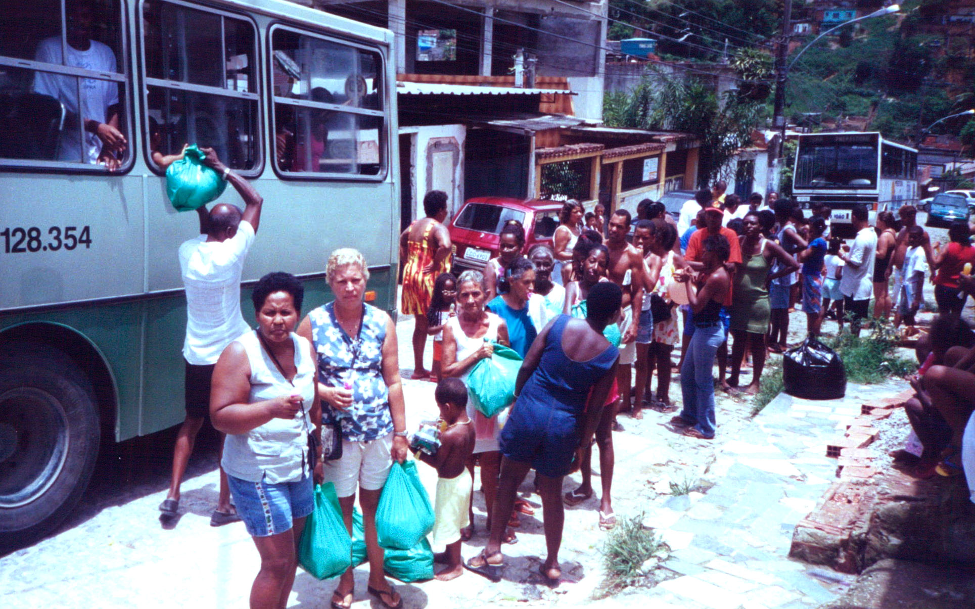 Comunidade São Matheus — entrega de cestas, dez/2002