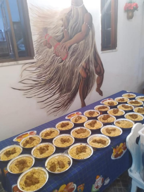 Marmitas preparadas para distribuição pelo Projeto DoAxé